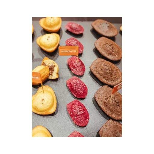 ST MICHEL PRO Málnás madeleine jégcukorral, vajas gyorsfagyasztott sütemény - 45 g x 70db